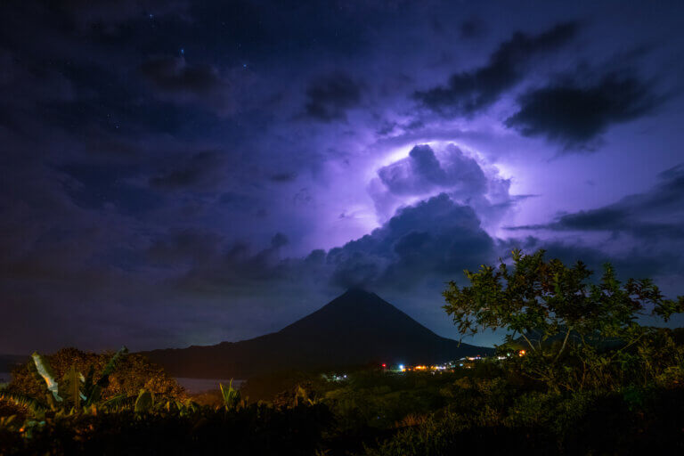 Lightning storms over the jungle in Costa Rica. Illustration: depositphotos.com