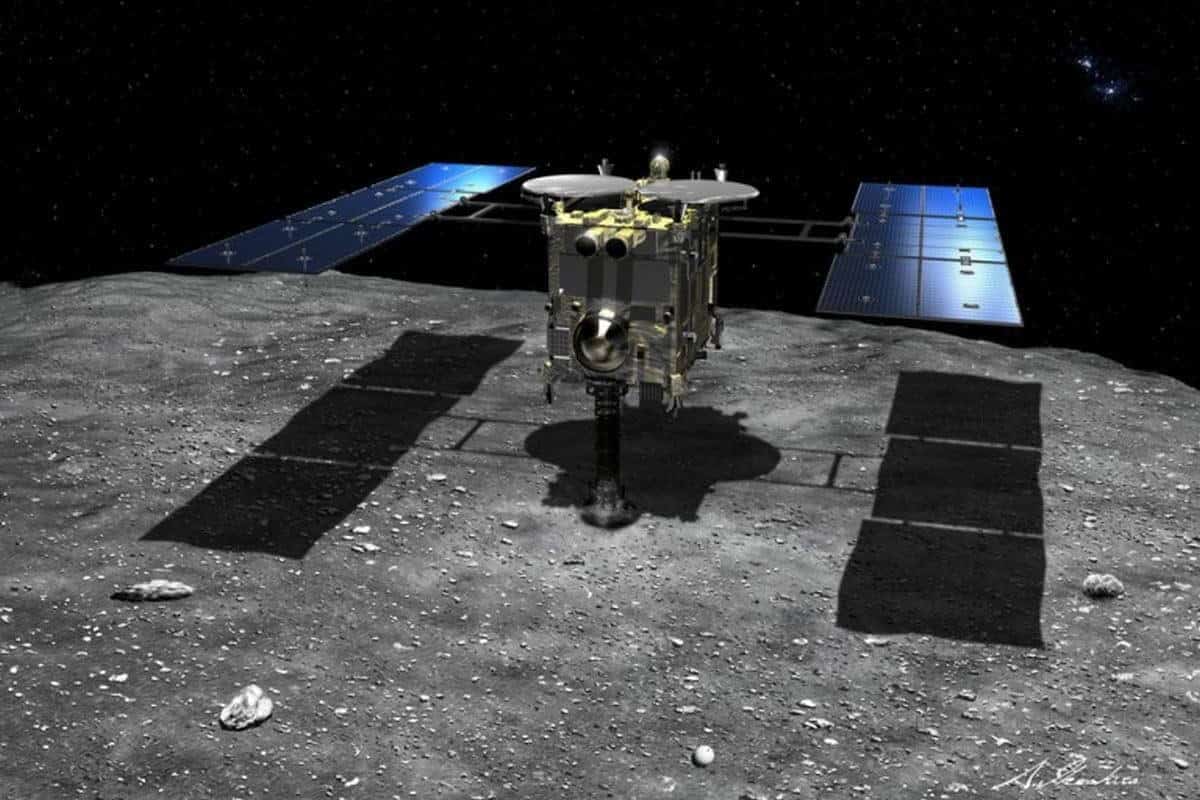 החללית היאבוסה 2 ליד האסטרואיד Ryugu, באדיבות JAXA