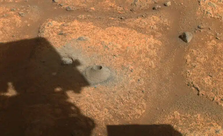 תמונה זו שצולמה על ידי הרובר Perseverance של נאס"א ב-6 באוגוסט 2021, מראה את החור שנקדח בסלע ממאדים כהכנה לניסיון הראשון של הרובר לאסוף דגימה. הוא צולם על ידי אחת ממצלמות הרובר במה שהצוות המדעי של הרובר כינה "סלע מרוצף" באזור "רצפת המכתש שבורה מחוספסת" במכתש ג'זרו. קרדיט: NASA/JPL-Caltech
