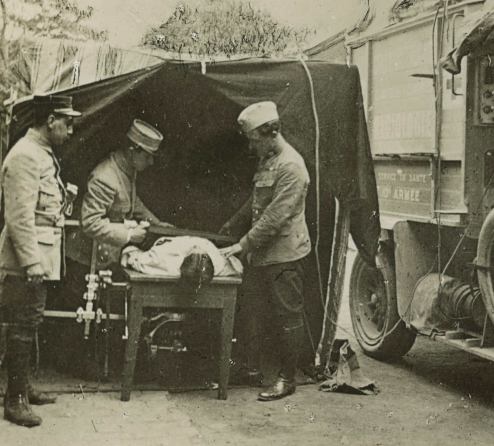 רופאים מאתרים מיקומו של כדור בגופו של פצוע במלחמת העולם הראשונה. צילום: ספרית הקונגרס