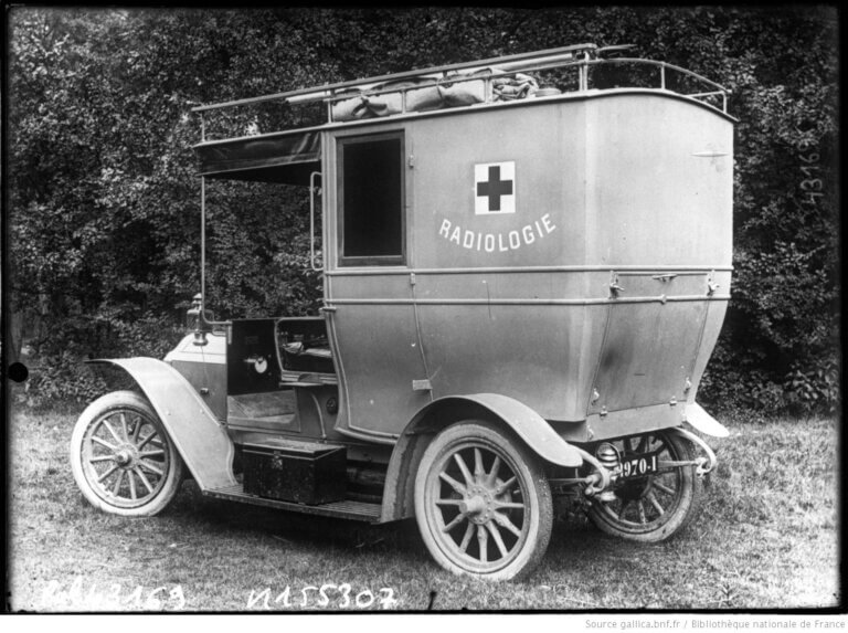 سيارة ماري كوري للأشعة السينية في الحرب العالمية الأولى. الصورة: المكتبة الوطنية الفرنسية