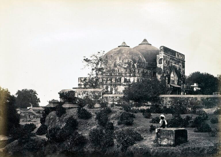 תמונה מן המאה ה-19 של באברי מסג’יד, מסגד שנמצא בעבר בעיר איודיה בהודו. האתר נחשב למקום הולדתו של האל ההינדי ראמה, והינדים ומוסלמים כאחד תובעים עליו בעלות. לאומנים הינדים הרסו את המסגד בשנת 1992