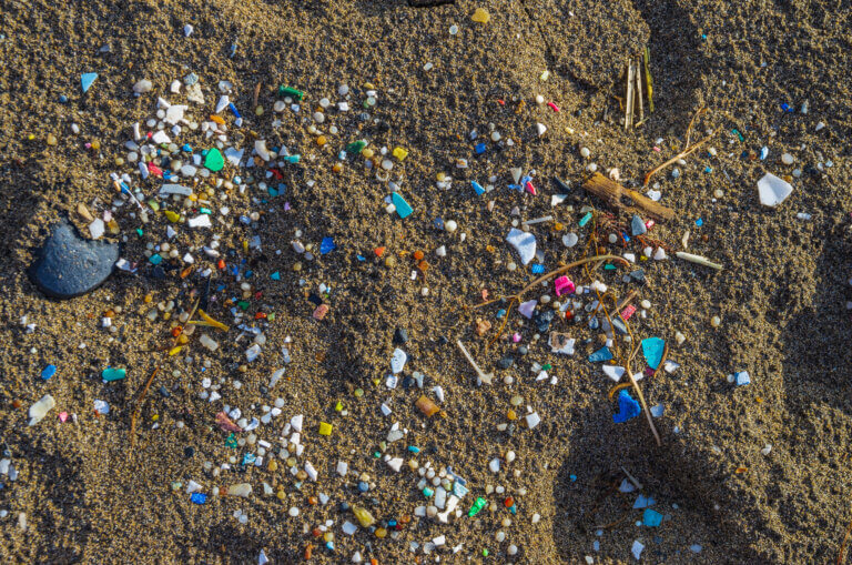 Microplastics on the beach. Illustration: depositphotos.com