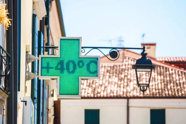 A sign of a pharmacy in Italy, with a temperature of forty degrees on it. Illustration: depositphotos.com