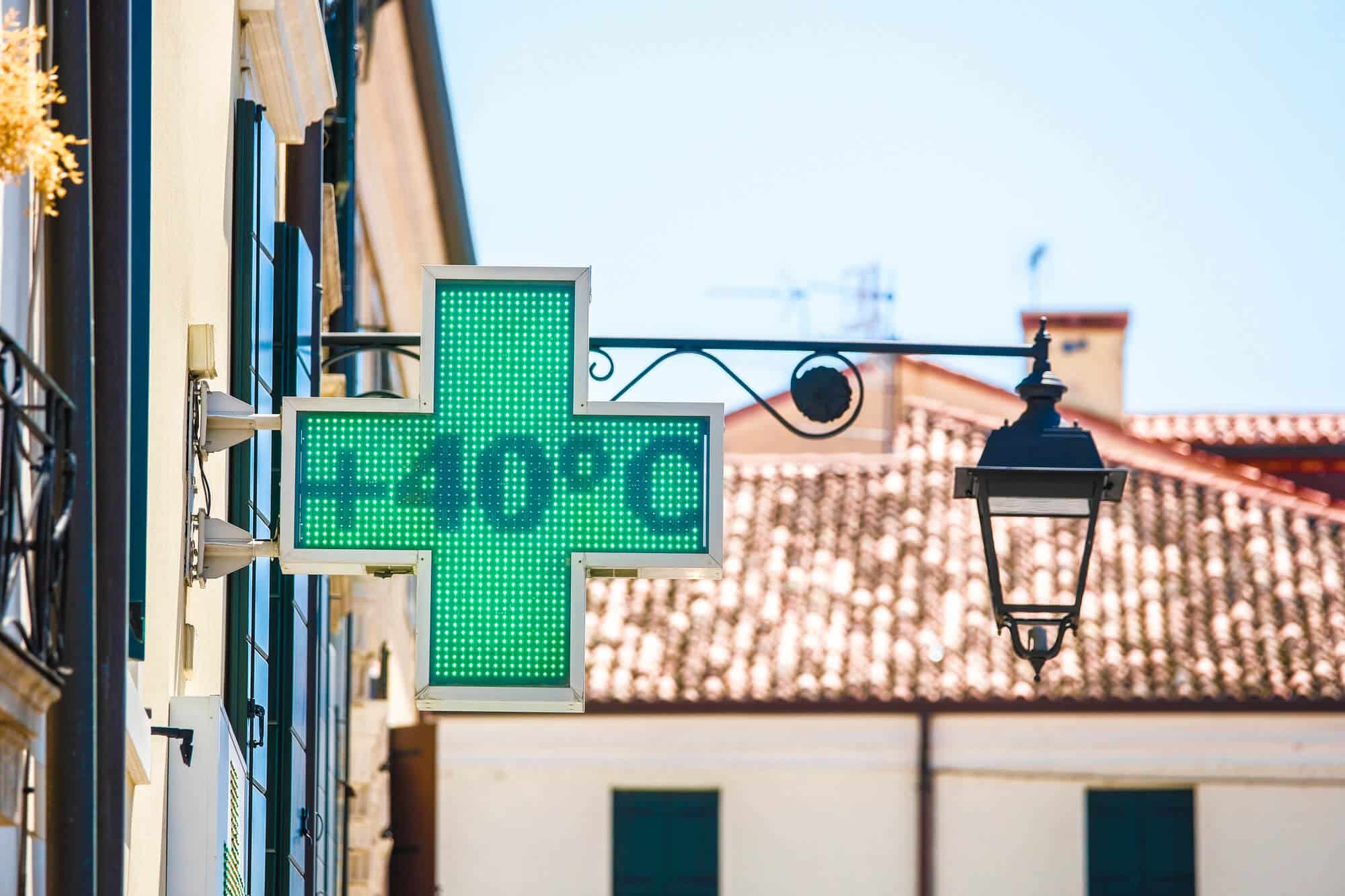 A sign of a pharmacy in Italy, with a temperature of forty degrees on it. Illustration: depositphotos.com