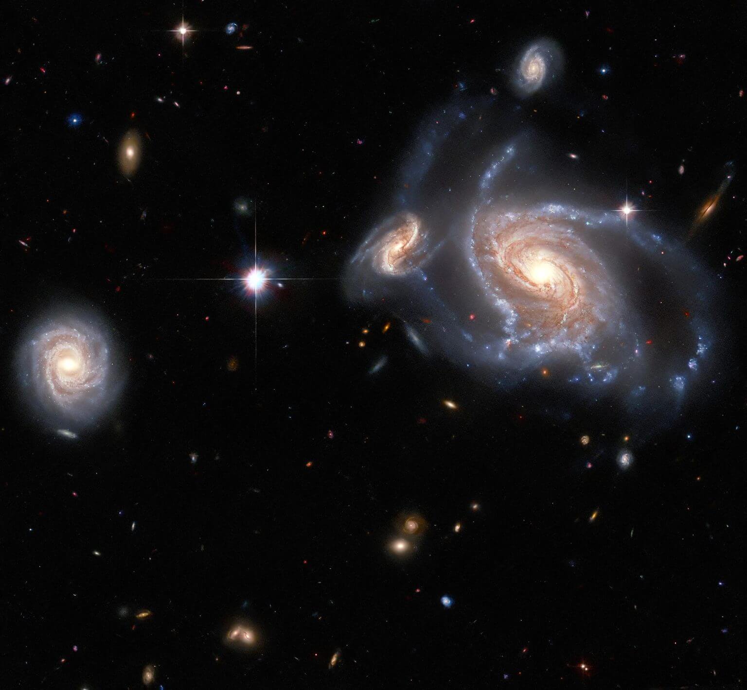 תמונת טלסקופ החלל האבל המציגה את הגלקסיות הספירליות NGC 1356, LEDA 467699, LEDA 95415, ו-IC 1947. קרדיט: ESA/Hubble & NASA, J. Dalcanton, Dark Energy Survey/DOE/FNAL/NOIRLab/NSF/AURA, קרדיט תמונה: L. Shatz