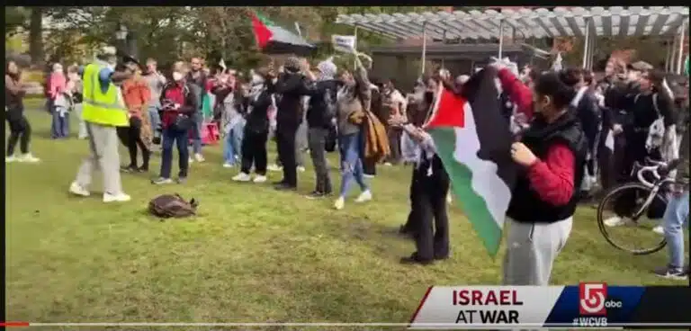 הפגנה פרו פלסטינית באוניברסיטת הארווארד בעקבות המלחמה. האקדמיה בעולם מתחילה להפריע לקשרים הבינלאומיים של ישראליים. צילום מסך מתוך כתבה של רשת ABC (שימוש הוגן)