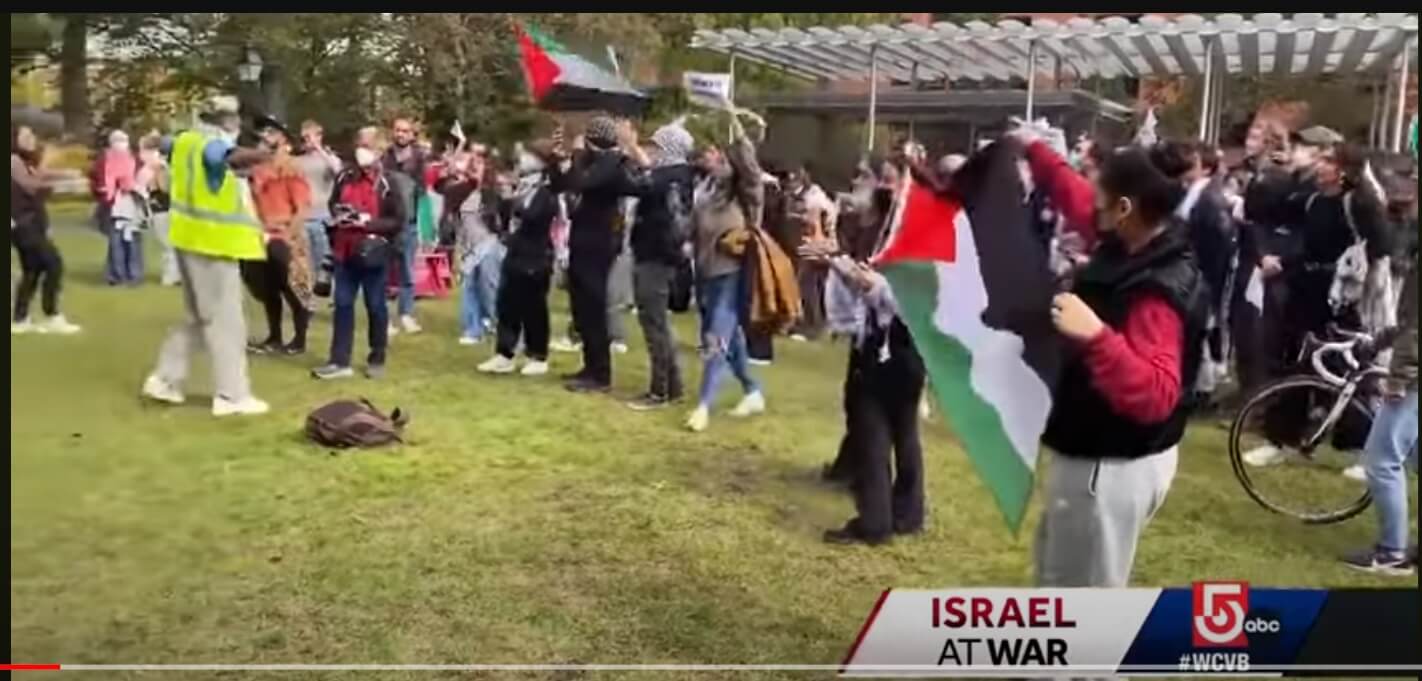 הפגנה פרו פלסטינית באוניברסיטת הארווארד בעקבות המלחמה. האקדמיה בעולם מתחילה להפריע לקשרים הבינלאומיים של ישראליים. צילום מסך מתוך כתבה של רשת ABC (שימוש הוגן) 