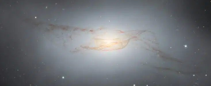 בתמונה הזאת נתיבי האבק המורכבים של הגלקסיה הן מראה מרהיב. NGC 4753 נמצאת במרחק של כ-60 מיליון שנות אור בקבוצת הבתולה . צילום טלסקופ ג'מיני דרום של ESO בצ'ילה