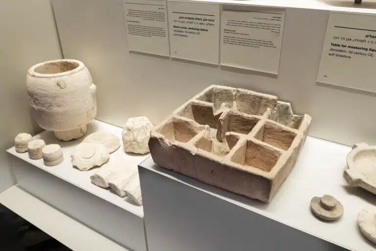 الصندوق كما هو معروض في قسم الآثار في متحف إسرائيل. تصوير: زوهار شيمش، متحف إسرائيل، القدس