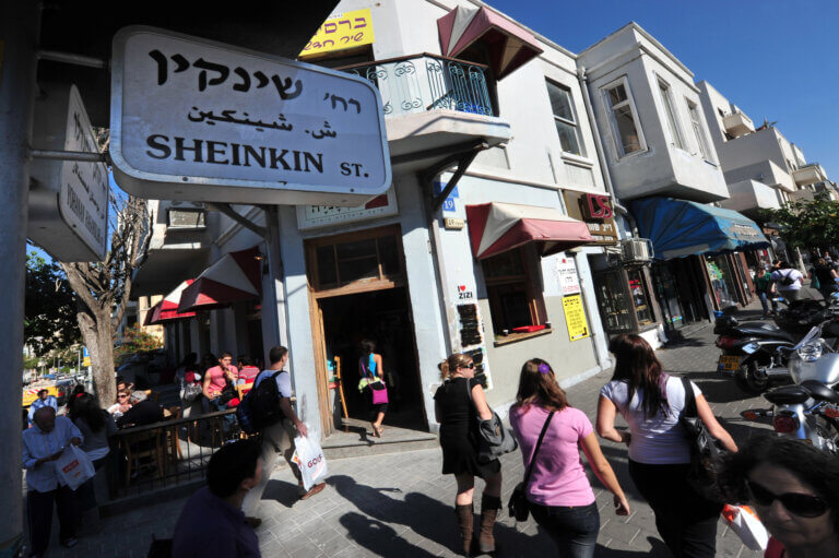 لقد خضع شارع شنكين في تل أبيب لعملية التحسين. الرسم التوضيحي: موقع Depositphotos.com