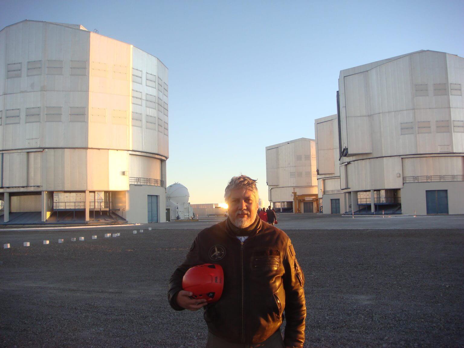 החוקר פדרו מצ'אדו מ-IA ו-Ciências Ulisboa, ליד ארבעת הטלסקופים של VLT במצפה פאראנאל, צ'ילה.
קרדיט: Pedro Machado