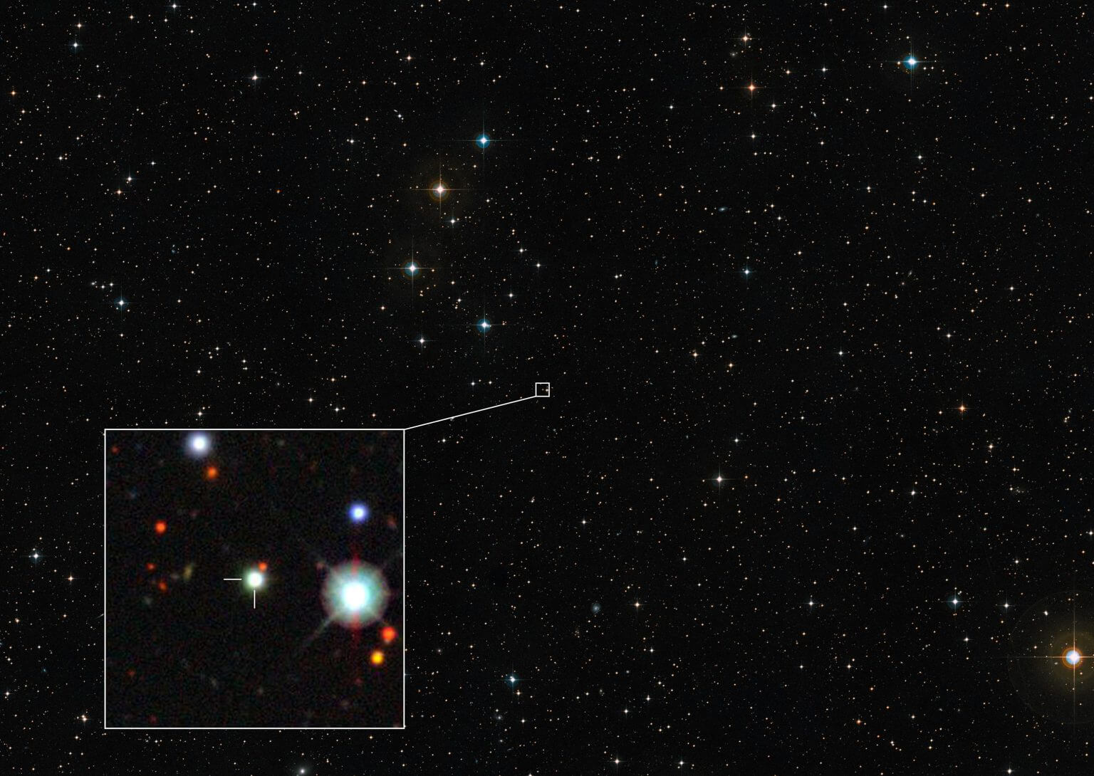 התמונה הזו מציגה את האזור בשמים בו נמצא הקוואזר ששבר שיאים, J0529-4351. באמצעות טלסקופ הענק של המצפה האירופי הדרומי (VLT) בצ'ילה, נמצא קוואזר זה כעצם הזוהר ביותר הידוע ביקום עד כה. התמונה הזו נוצרה מתמונות שהן חלק מסקר השמיים הממוחשב 2, בעוד התמונה הקטנה מראה את מיקום הקוואזר בתמונה מסקר אנרגיה אפלה. קרדיט: ESO/סקר השמיים הממוחשב 2/סקר האנרגיה האפלה