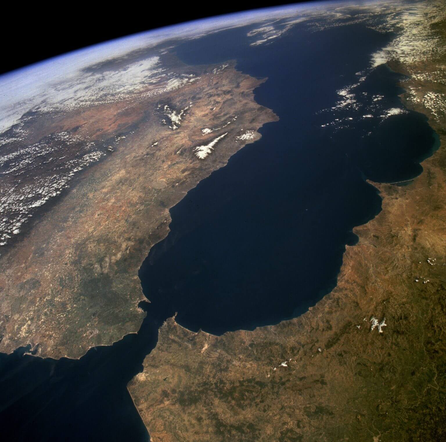 מיצר גיברלטר מהווה מחסום פיזי טבעי בין ספרד (צפון) ומרוקו (דרום). במונחים גיאולוגיים, מדובר על 16 קילומטר המפרידים בין שתי המדינות, כמו גם בין אירופה ואפריקה, והוא ממוקם במקום שבו שני הלוחות הטקטוניים העיקריים - הלוח האירו-אסייתי והלוח האפריקני - מתנגשים. קרדיט: נאס"א