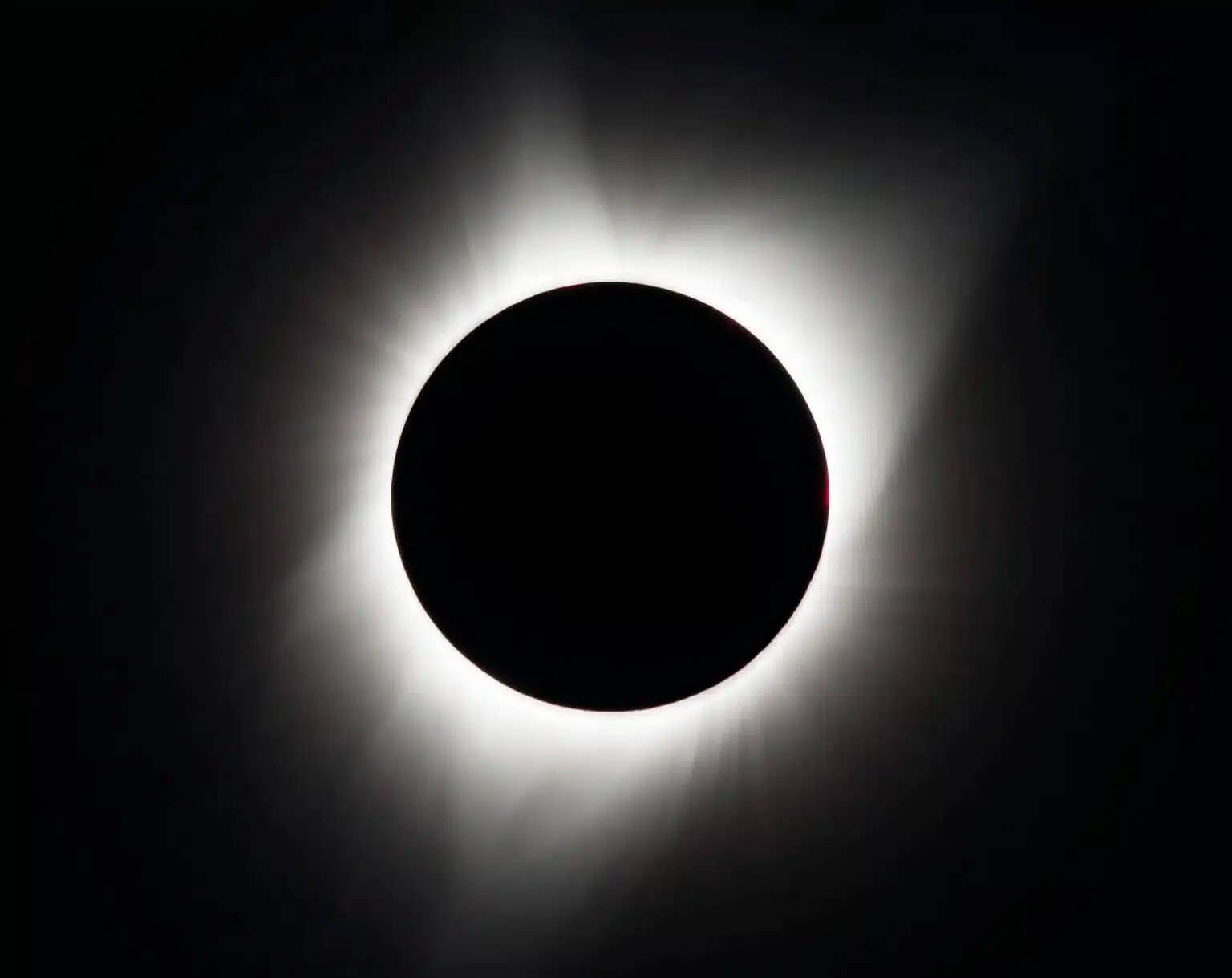 ליקוי החמה המלא ב-21 באוגוסט 2017 צולם ממדראס, אורגון. העיגול השחור באמצע הוא הירח. סביבו זרמי אור לבנים השייכים לאטמוספירה החיצונית של השמש, הנקראת עטרה. קרדיט: נאס"א/אוברי גמניאני