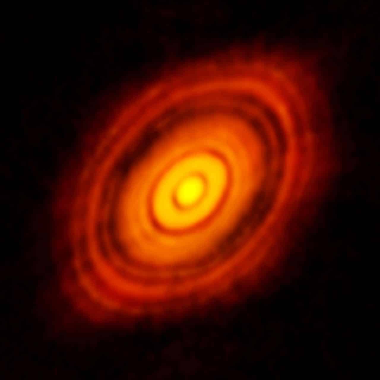 זוהי התמונה החדה ביותר שצולמה אי פעם על ידי ALMA - חדה יותר ממה שמושג באופן שגרתי באור נראה עם טלסקופ החלל האבל של נאס"א / ESA. הוא מראה את הדיסקה הקדם-פלנטרית המקיפה את הכוכב הצעיר HL Tauri. תצפיות חדשות אלה של אלמה חושפות תת-מבנים בתוך הדיסקה שמעולם לא נראו קודם לכן ואף מראות את מיקומם האפשרי של כוכבי לכת הנוצרים בכתמים הכהים בתוך המערכת. Credit:
ALMA (ESO/NAOJ/NRAO)

