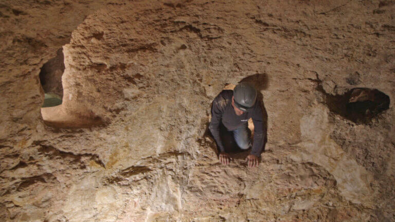 مغارة الإخفاء أثناء تمرد بار كوخفا والتي تم اكتشافها في حوكوك بالقرب من بحيرة طبريا. تصوير: إميل الجم، سلطة الآثار الإسرائيلية.