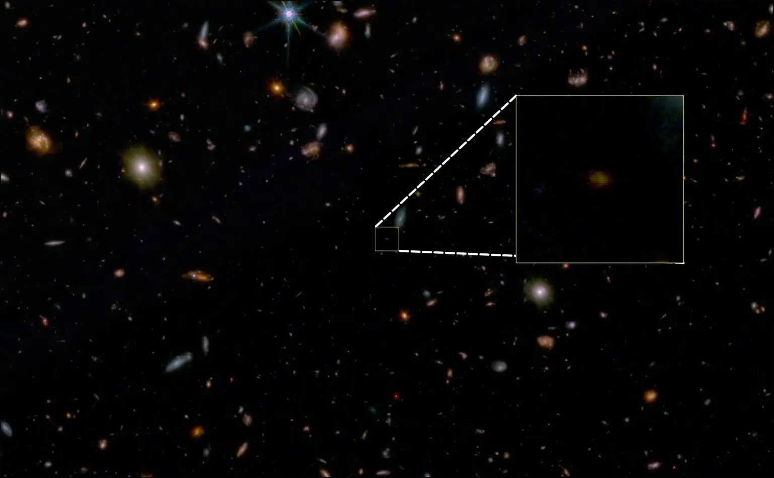 תמונת JWST בצבע מלאכותי של חלק קטן משדה GOODS South, עם הדגשה על JADES-GS-z7-01-QU. גלקסיה מסוג זה היא נדירה ביותר. קרדיט: JADES Collaboration