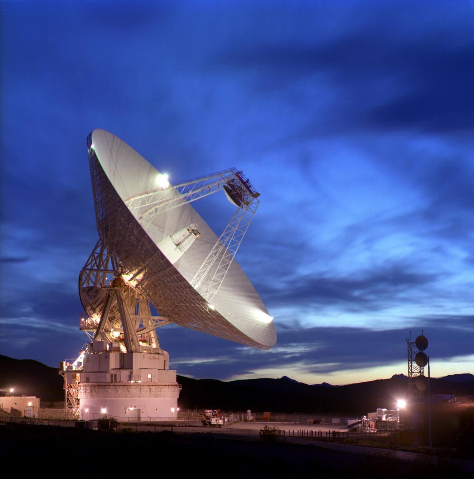 מכ"ם מערכת השמש גולדסטון (GSSR) הוא מערכת מכ"ם גדולה המשמשת לחקירת עצמים במערכת השמש. המערכת, הממוקמת במדבר ליד ברסטו, קליפורניה, כוללת משדר X-band (8500 מגה-הרץ) בהספק של 500 קילוואט ומקלט רעש נמוך על אנטנת ה-DSS 14 בגובה 70 מטר במתקן תקשורת החלל העמוק של גולדסטון. קרדיט: נאס"א
