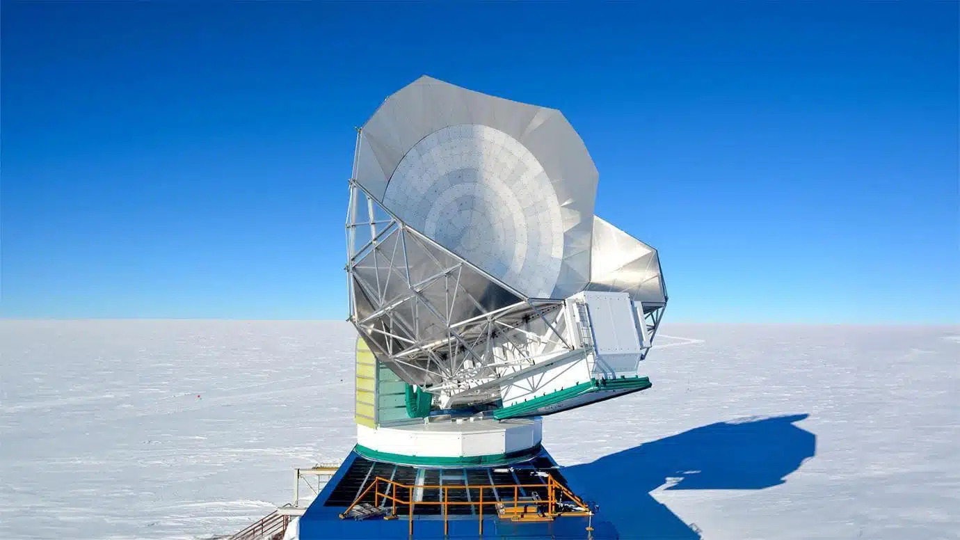 تلقت كاميرا تلسكوب القطب الجنوبي ترقية في عام 2017. وقد نُشر مؤخرًا تحليل لبيانات الرصد الأولية في مجلة Physical Review D. Credit: Brad Benson/University of Chicago.