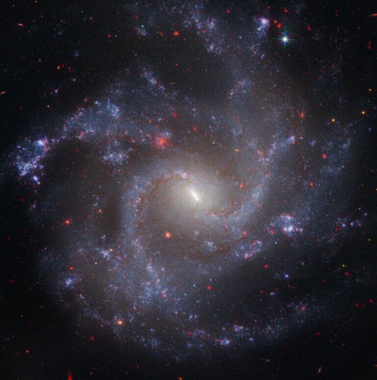 NGC 5468 — הגלקסיה המארחת של קפאיד. צילום משותף של טלסקופי החלל ווב והאבל, נאס"א/ESA