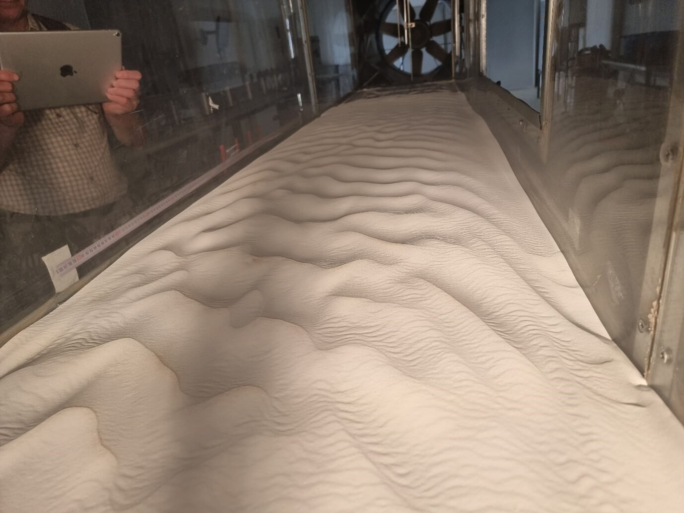 תמונה של הגלונים בתוך מנהרת הרוח במעבדה לסימולציה איאולית באוניברסיטת בן גוריון. החול מורכב מכדורי זכוכית בגודל של 90 מיקרון. קרדיט צילום: פרופ' חזי יצחק