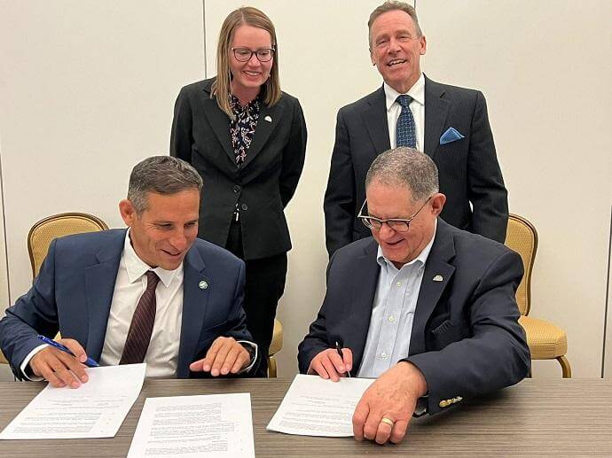 التوقيع على الاتفاقية. على اليمين: رئيس ISAC الفضائية، صموئيل ويزنر، ومدير وكالة الفضاء الإسرائيلية، أوري أورون