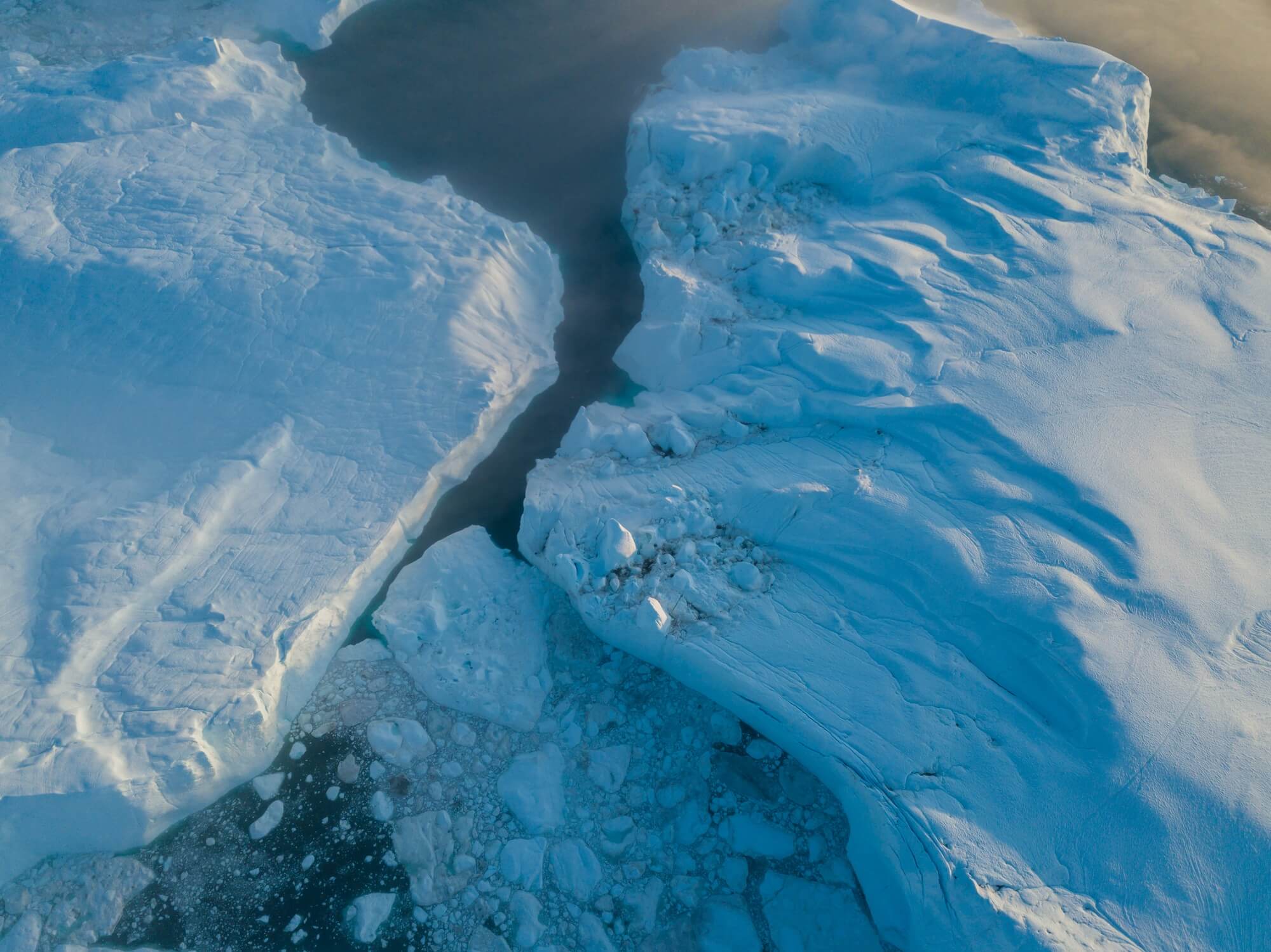 צילום מרחפן של קרחון מתפרק. <a href="https://depositphotos.com. ">המחשה: depositphotos.com</a>