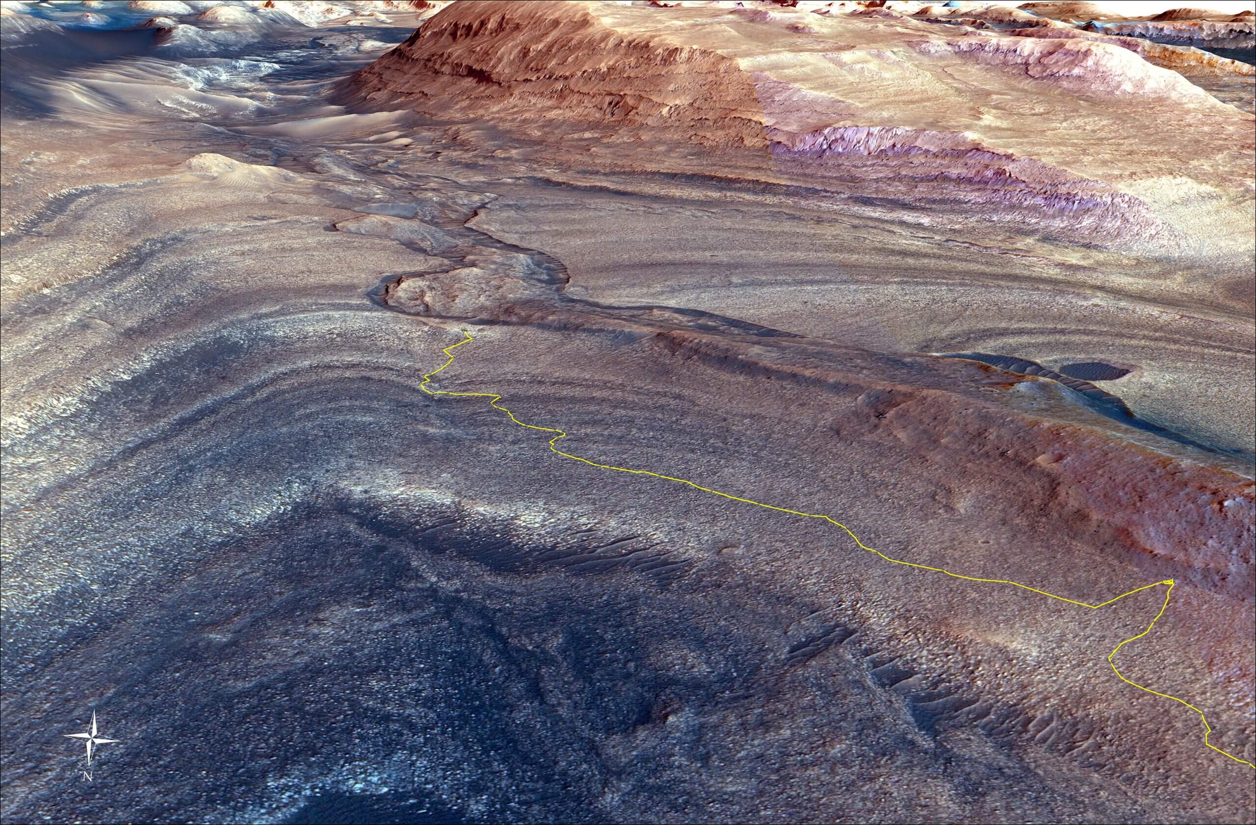 המסלול התלול שבו קיוריוסיטי נסע כדי להגיע לערוץ Gediz Vallis מצוין בצהוב בהחזיה הזאת. מימין למטה נמצאת הנקודה שבה הרכב פנה כדי להביט מקרוב ברכס שנוצר לפני זמן רב על ידי זרמי שפוכת ממעלה הר שארפ. קרדיט: NASA/JPL-Caltech/UC Berkeley