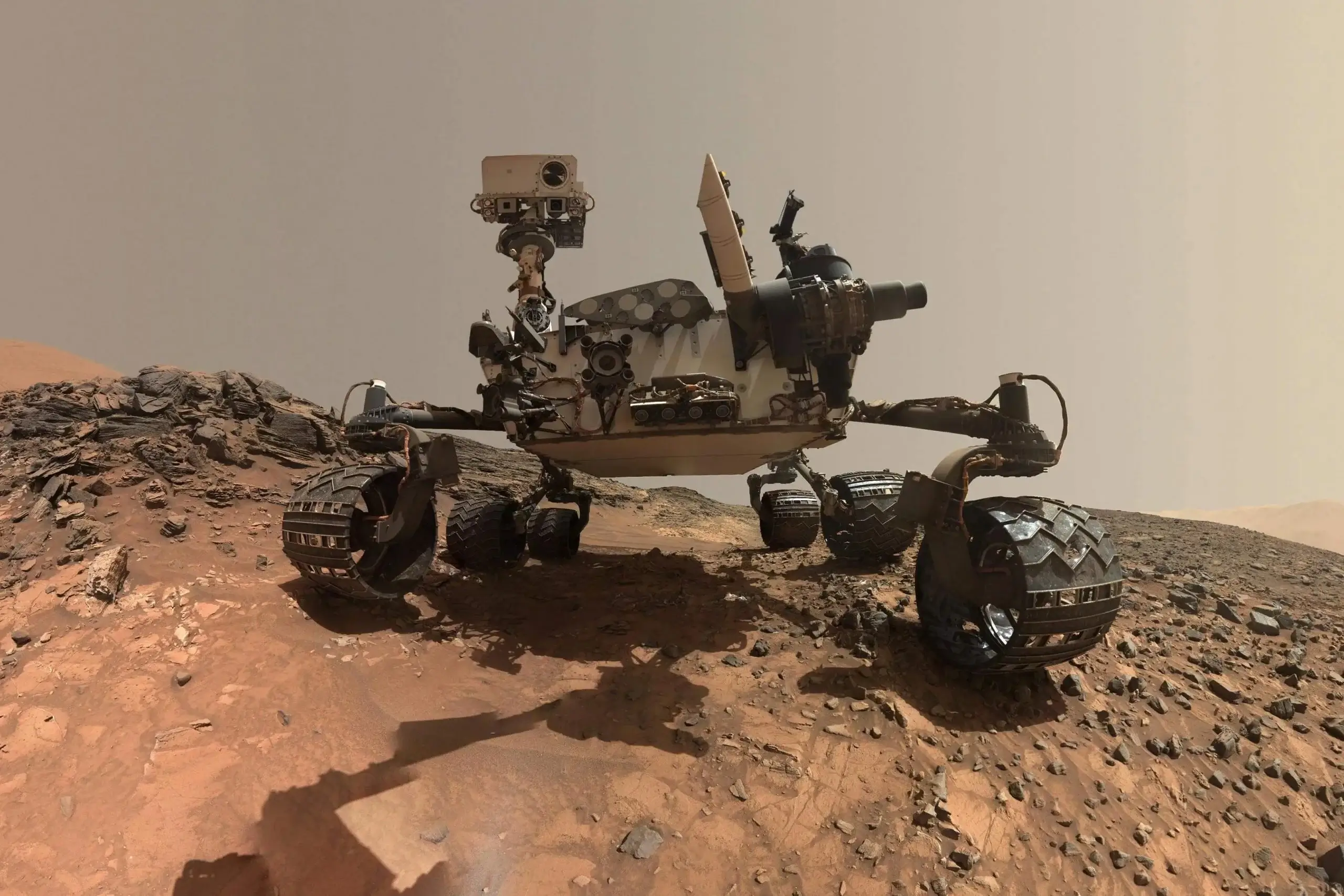חקירת האפיק Gediz Vallis על ידי רכב המאדים קיוריוסיטי הפיקה תובנות חדשות על עברו של כוכב הלכת, וחשפה היסטוריה אפשרית של זרימות מים ושינויי אקלים שמאתגרים דעות קודמות על הצחיחות של המאדים. קרדיט: NASA/JPL-Caltech/MSSS
