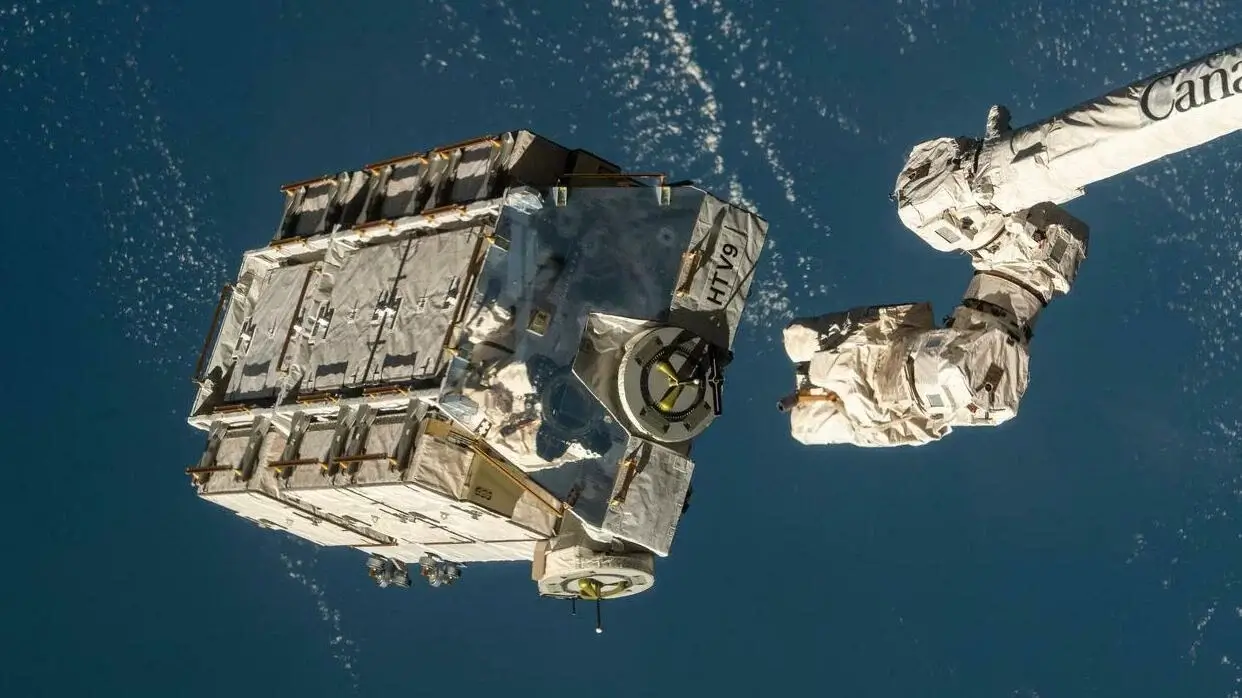 הוצאת משטח הסוללות מתחנת החלל הבינלאומית ב-2021. צילום: נאס"א