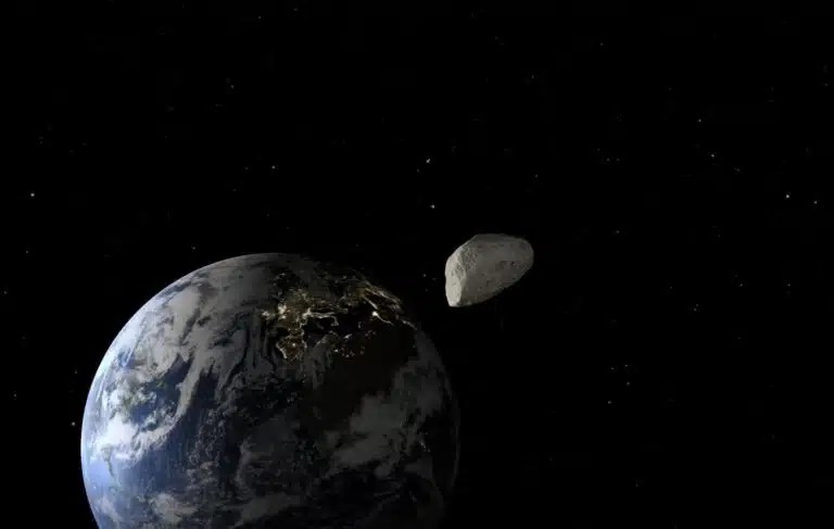 האסטרואיד אפופיס בקוטר של 360 מטרים יתקרב מאוד לכדור-הארץ ב-13 באפריל 2029. קרדיט: ג'ונתן מנל / באמצעות Eyes on the Solar System, נאס"א/JPL