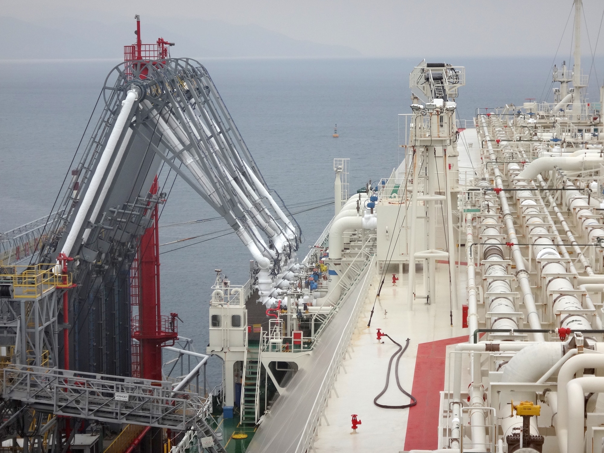 ספינת LNG טיפוסית מכילה אנרגיה בהיקף ששווה ל-70 פצצות גרעיניות. <figcaption class=