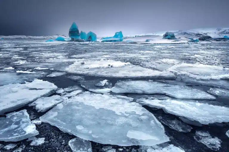 אגם עם קרחונים, Jokulsarlon היא לגונה קרחונית, הפארק הלאומי Vatnajokull בדרום מזרח איסלנד, מים כחולים מנוקדים בקרח שנמס מקרחון Breidamerkurjokull. המחשה: depositphotos.com