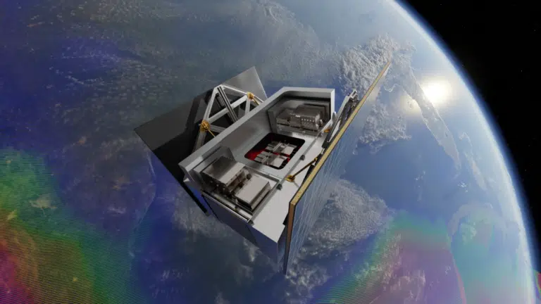 הלוויין GRATTIS מקיף את כדור הארץ עם שני מכשירי מדידת כבידה. (credit Simon Barke/UF)