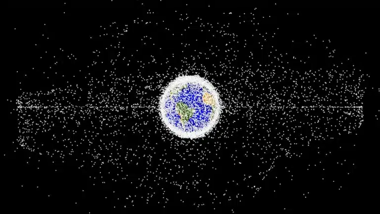 הדמיה של פסולת חלל סביב כדור הארץ המדגימה את אוכלוסיית העצמים באזור הגיאוסינכרוני. קרדיט: NASA ODPO