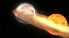 يدور نجم عملاق أحمر وقزم أبيض حول بعضهما البعض في الرسوم المتحركة المستعرة المشابهة لتي كورونا بورياليس. العملاق الأحمر عبارة عن كرة كبيرة ذات ظلال من اللون الأحمر والبرتقالي والأبيض، ويكون الجانب المواجه للقزم الأبيض بظلال أفتح. القزم الأبيض مخفي في توهج أبيض وأصفر ساطع، مما يمثل قرصًا متناميًا حول النجم. يتدفق تيار من المواد، يظهر على شكل سحابة منتشرة من اللون الأحمر، من العملاق الأحمر إلى القزم الأبيض. عندما يمر العملاق الأحمر خلف القزم الأبيض، يحدث انفجار نوفا على القزم الأبيض، مما يؤدي إلى إنشاء كرة من مادة المستعرات المقذوفة الموضحة باللون البرتقالي الساطع. وبعد أن يتبدد الضباب، تبقى نقطة بيضاء صغيرة، تشير إلى أن القزم الأبيض نجا من الثوران. مصدر الصورة: ناسا/مركز جودارد لرحلات الفضاء
