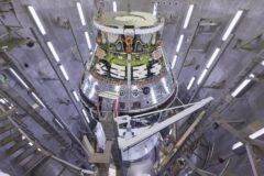 استخدم الفنيون رافعة بوزن 30 طنًا لنقل المركبة الفضائية أوريون من غرفة التجميع النهائي واختبار الأنظمة إلى غرفة الارتفاع للخضوع لاختبار شامل للتسرب والتحقق من أداء الأنظمة الفرعية. الائتمان: ناسا