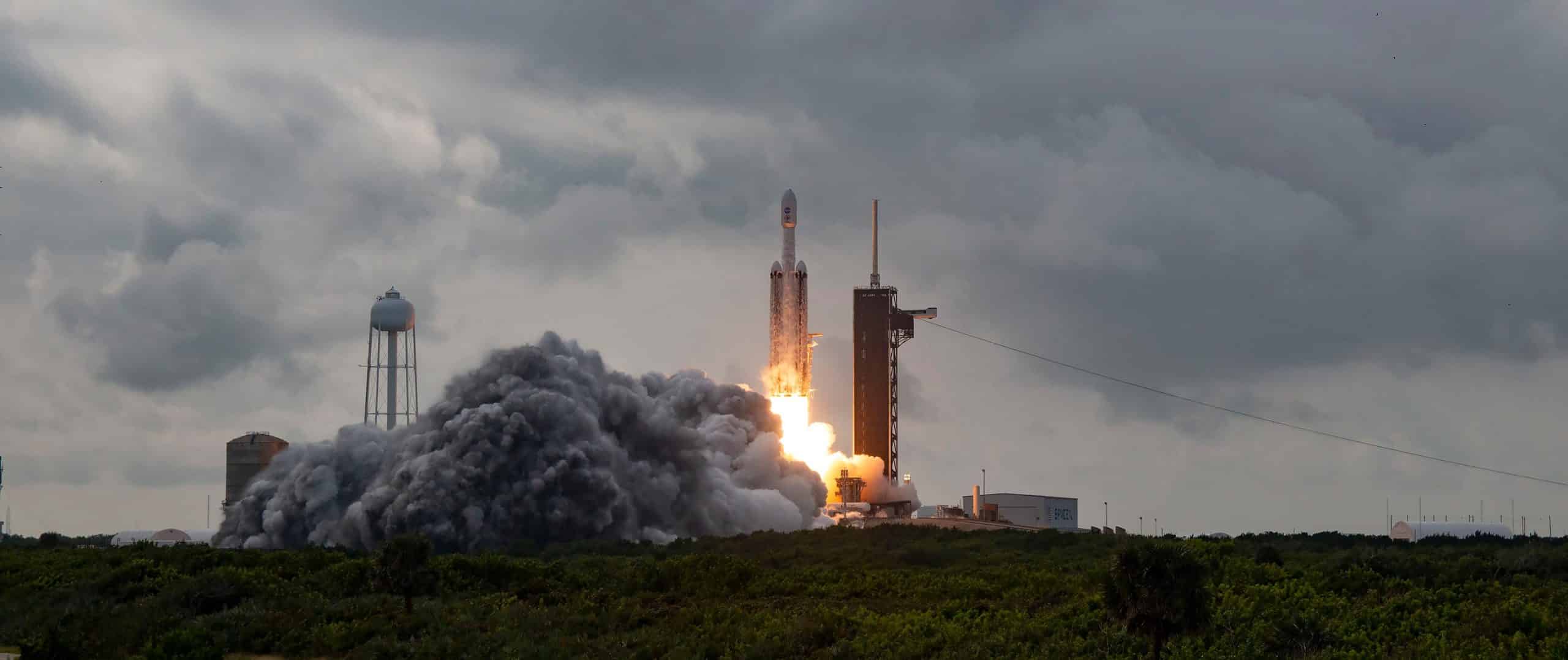 החללית פסיכה, על גבי הטיל Falcon Heavy של SpaceX, ממריאה ב-13.10.23. זאת המשימה הראשונה של נאס"א שתחקור אסטרואיד שיש בו יותר מתכת מסלע או קרח. קרדיט: SpaceX