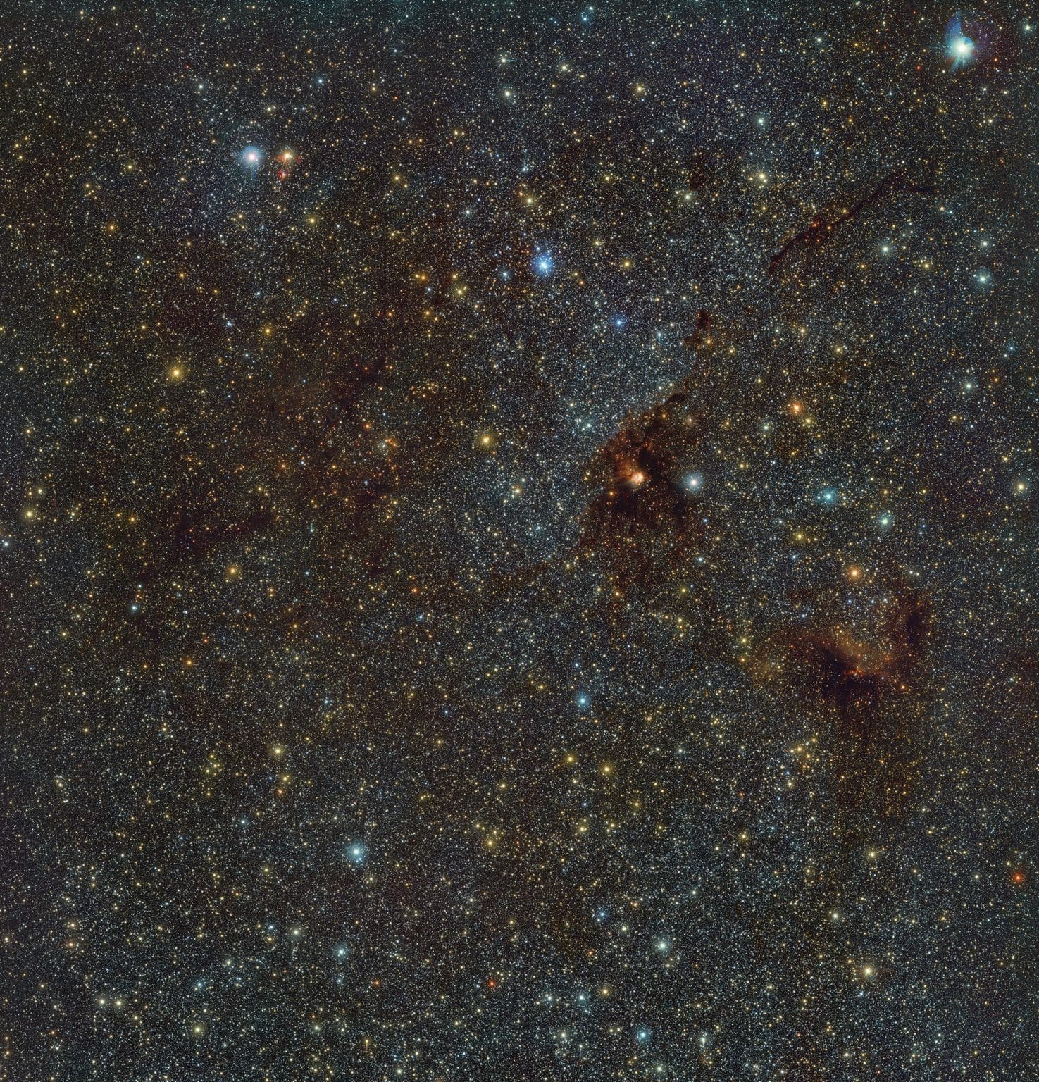 ערפילית NGC-6188 וצביר הערפיליות NGC-6193. צילום המצפה האירופי הדרומי/VISTA
