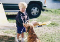 عانى غريغوري ميكرز البالغ من العمر أربع سنوات من نوع حاد من "العقيدات" وتوفي بعد علاج تجريبي غير ناجح. أنشأ والداه صندوقًا لتمويل الأبحاث الذي رافق العديد من المختبرات حول العالم، بما في ذلك مختبر البروفيسور فوتيرمان. الصورة مجاملة من العائلة