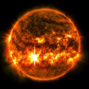 التقط مرصد SDO Solar Dynamics التابع لناسا هذه الصورة للتوهج الشمسي – التوهج الساطع الذي يظهر في أسفل اليسار – في 1 أكتوبر 2024. تُظهر الصورة مجموعة مختارة من الضوء فوق البنفسجي الشديد الذي يسلط الضوء على المواد الأكثر سخونة في التوهجات وهي ملونة باللون الأحمر والبرتقالي. الائتمان: ناسا/SDO