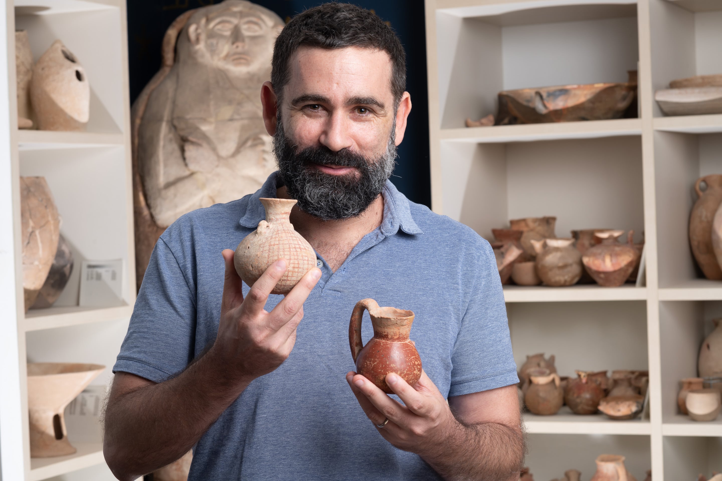 פרופ' ארז בן יוסף עם החרסים המדייניים מתמנע. צילום: דוברות אוניברסיטת תל אביב