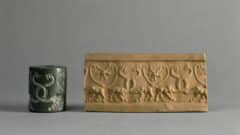 مثال على ختم أسطواني (يسار) وتصميمه مطبوع على الطين (يمين) Credit: Franck Raux © 2001 GrandPalaisRmn (متحف اللوفر) ​​الإبداع المشترك