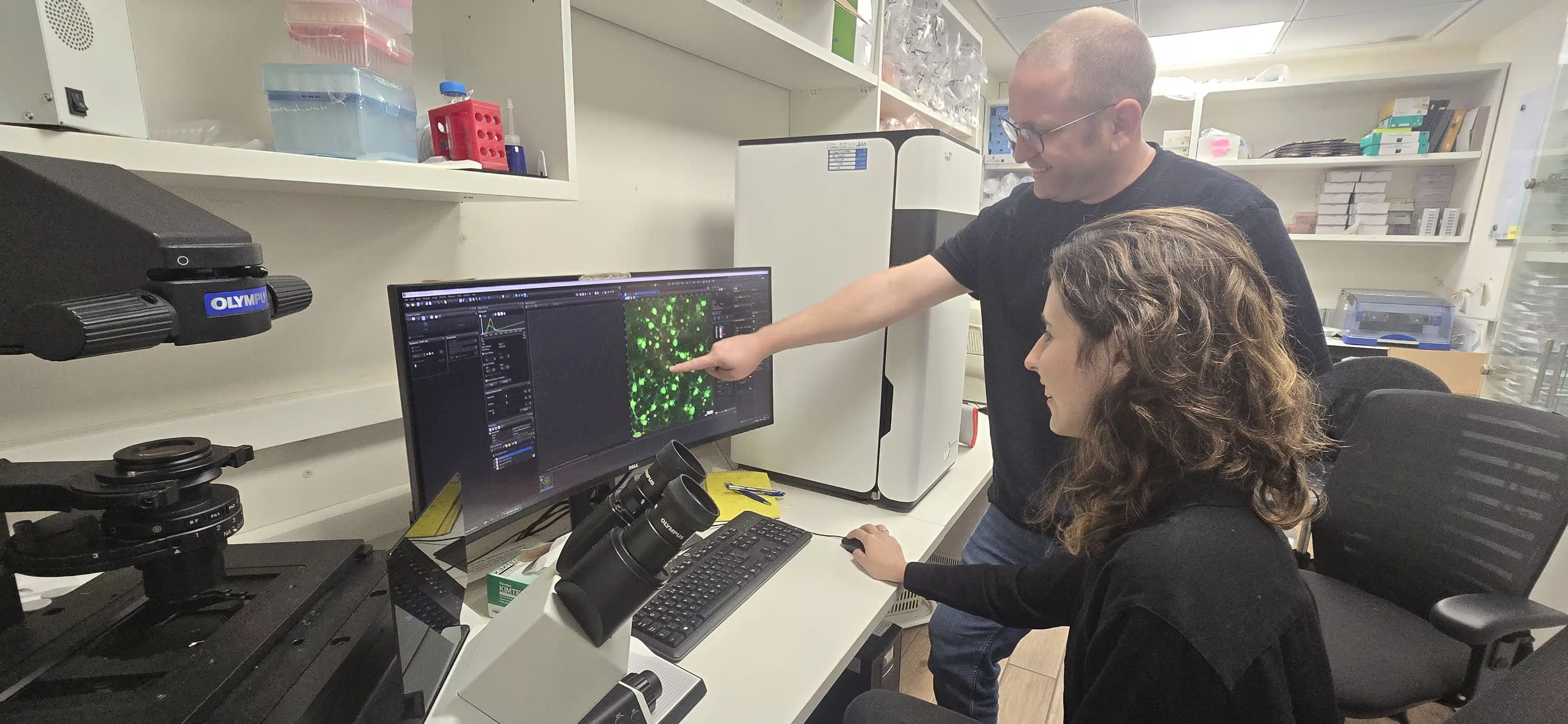 Le professeur Boaz Barak et la doctorante Inbar Fisher de l'École de neurosciences Segol et de l'École des sciences psychologiques de l'Université de Tel Aviv. Crédit photo : Shahar Shahar, porte-parole de l'Université de Tel Aviv
