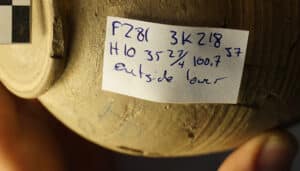 صورة مقربة لآنية فخارية قديمة صنعها أطفال في تل حماة قبل 4,500 عام. الصورة: جامعة تل أبيب