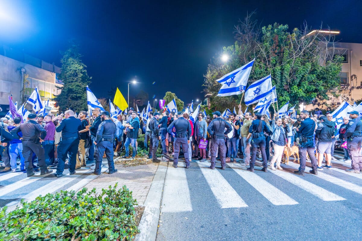"ליל גלנט 2". הפגנה בחיפה כנגד פיטורי שר הבטחון יואב גלנט. <a href="https://depositphotos.com. ">המחשה: depositphotos.com</a>