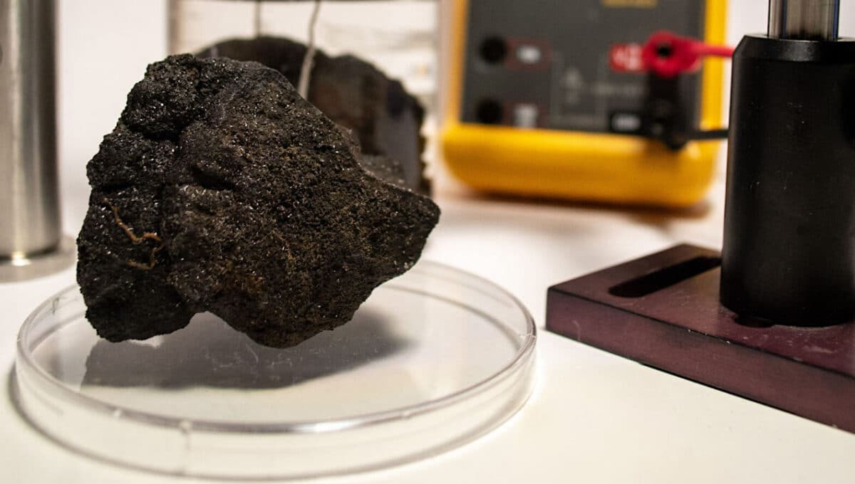 Experiments in conditions that mimic the environment in the depths of the ocean confirmed that dissolved oxygen levels in the water increase in the presence of the nodules. Polymetallic nodules from the ocean floor in the laboratory Franz Geiger/Northwestern University