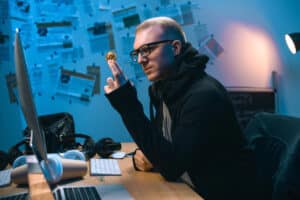 يكتشف الكمبيوتر الأول الذي يستثمر الجهد الحسابي المطلوب لحل "اللغز" كلمة المرور الخاصة بـ "الخزنة" الجديدة ويتولى ملكيتها. الرسم التوضيحي: موقع Depositphotos.com