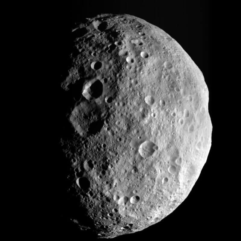 החללית "DAWN" של נאס"א צילמה את התמונה הזאת של וסטה כשעזבה את המסלול סביב האסטרואיד הענק ב-2012. המצלמה הביטה כלפי מטה בקוטב הצפוני, שבאמצע התמונה. קרדיט: NASA/JPL-Caltech/UCLA/MPS/DLR/IDA